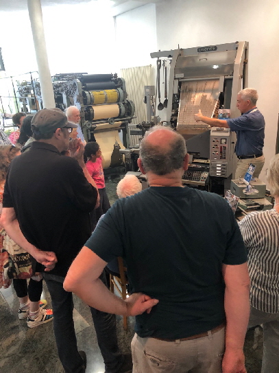 Ulrich Eymann erläutert im Museum des Medienhauses Main-Echo, wie die Zeilensetzmaschine die Handarbeit am Setzkasten ablöste. Dies war einer der Zwischenschritte zur computergesteuerten Satzherstellung.